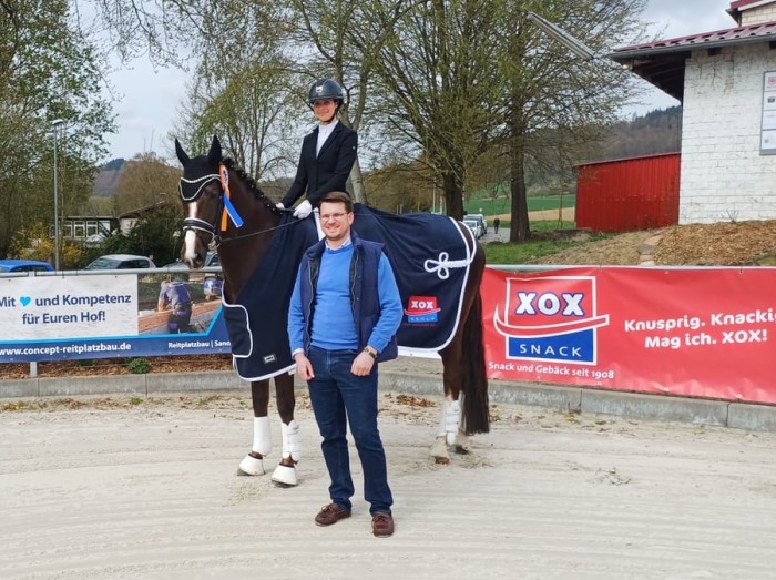 Kira Kraus gewinnt erste Qualifikation des XOX Group Dressur Cups