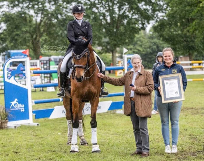 Goldenes Reitabzeichen für Laura Hellwinkel
