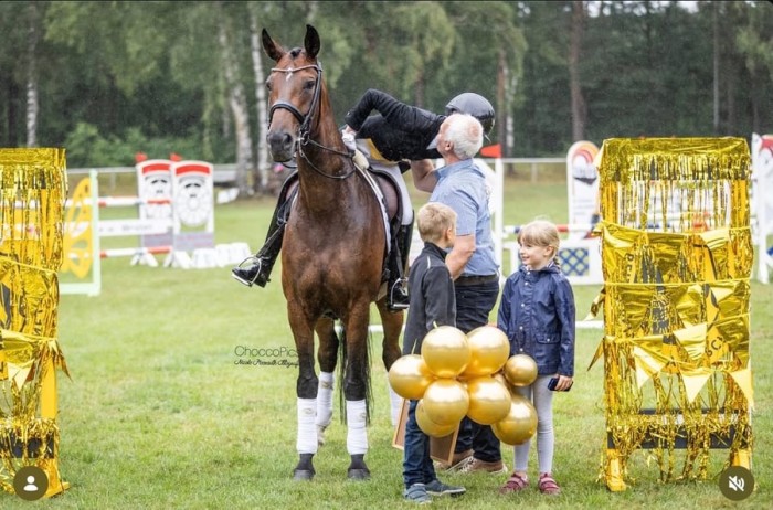 Dora Asendorf erhält Goldenes Reitabzeichen