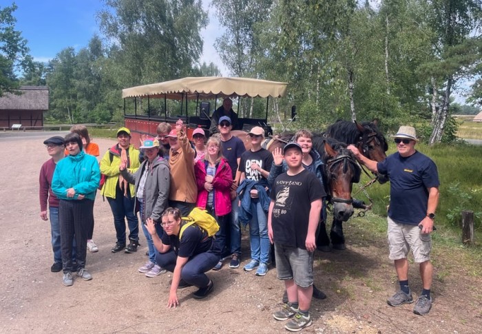 Kompetenzteam Therapeutisches Reiten: Mit Pferden durch die Sommerheide fahren
