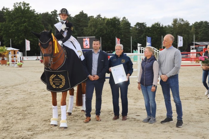 Goldenes Reitabzeichen für Carolina Miesner auf dem HA.LT verliehen